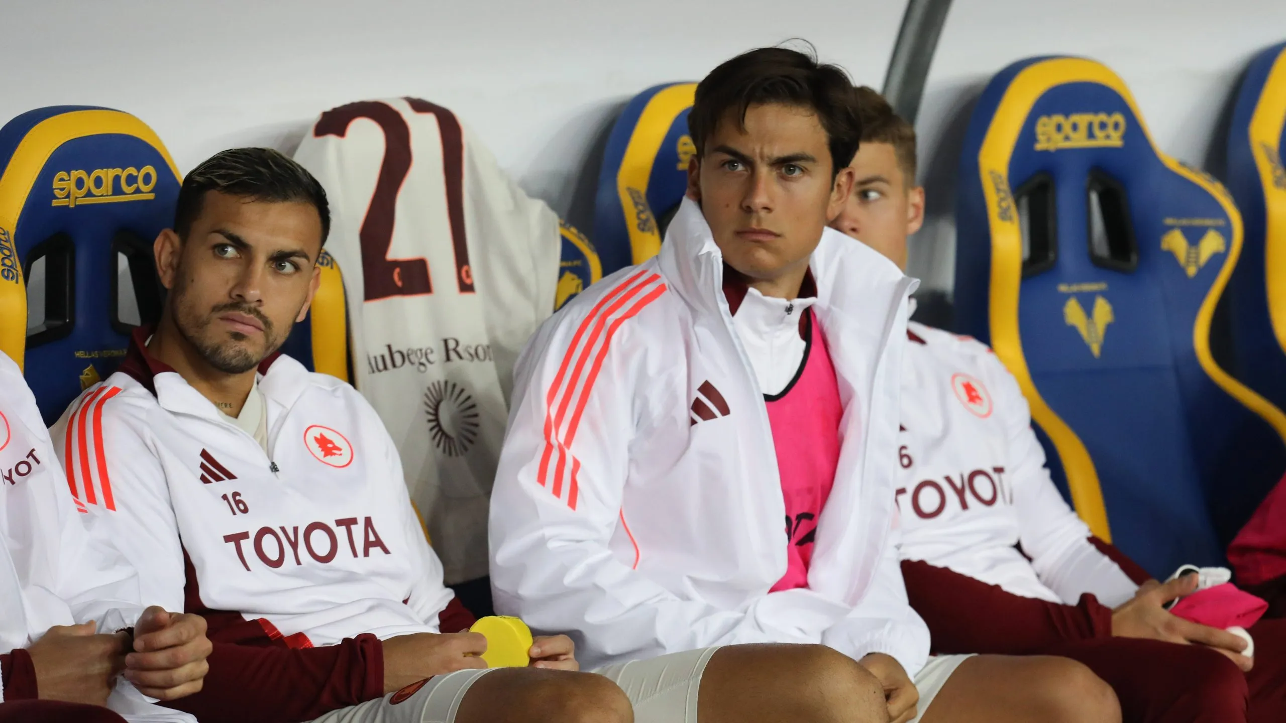 Leandro Paredes y Paulo Dybala, suplentes vs. Napoli.