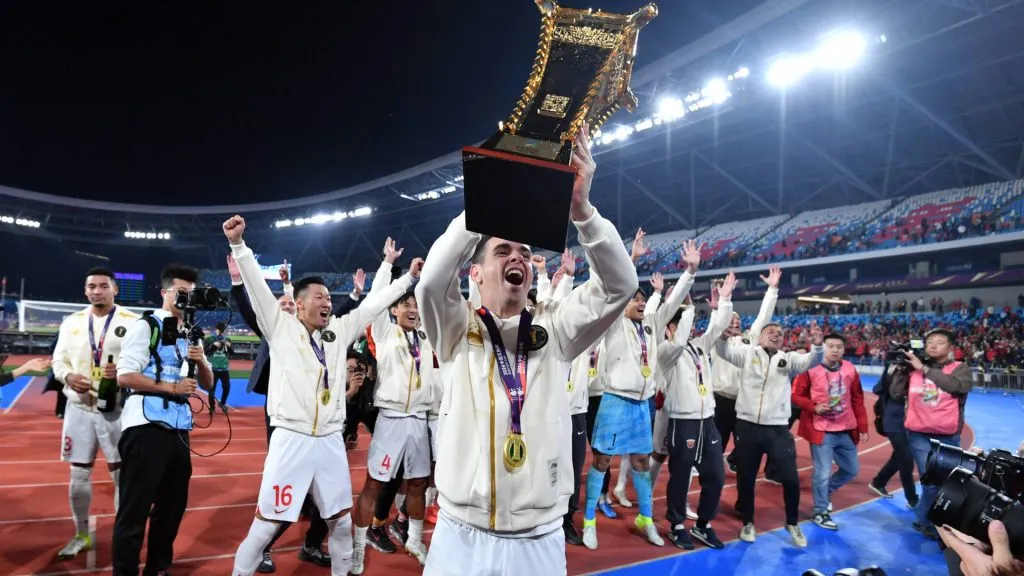 Oscar, levantando su último trofeo con Shanghái Port, la Copa de China (IMAGO / VCG).