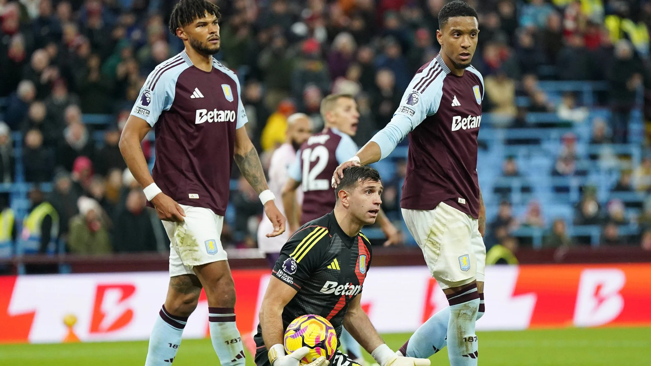 Dibu Martínez en el Aston Villa vs Brentford.