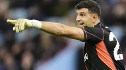 Dibu Martínez atajó para el Aston Villa vs. Brentford por la Premier League con un dedo fracturado.