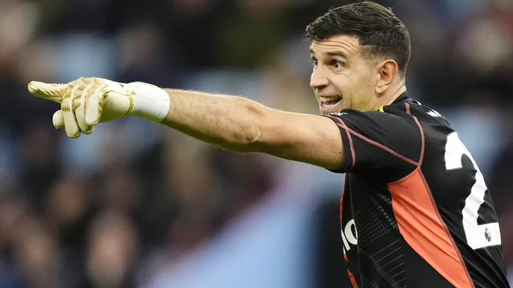 Dibu Martínez atajó para el Aston Villa vs. Brentford por la Premier League con un dedo fracturado.