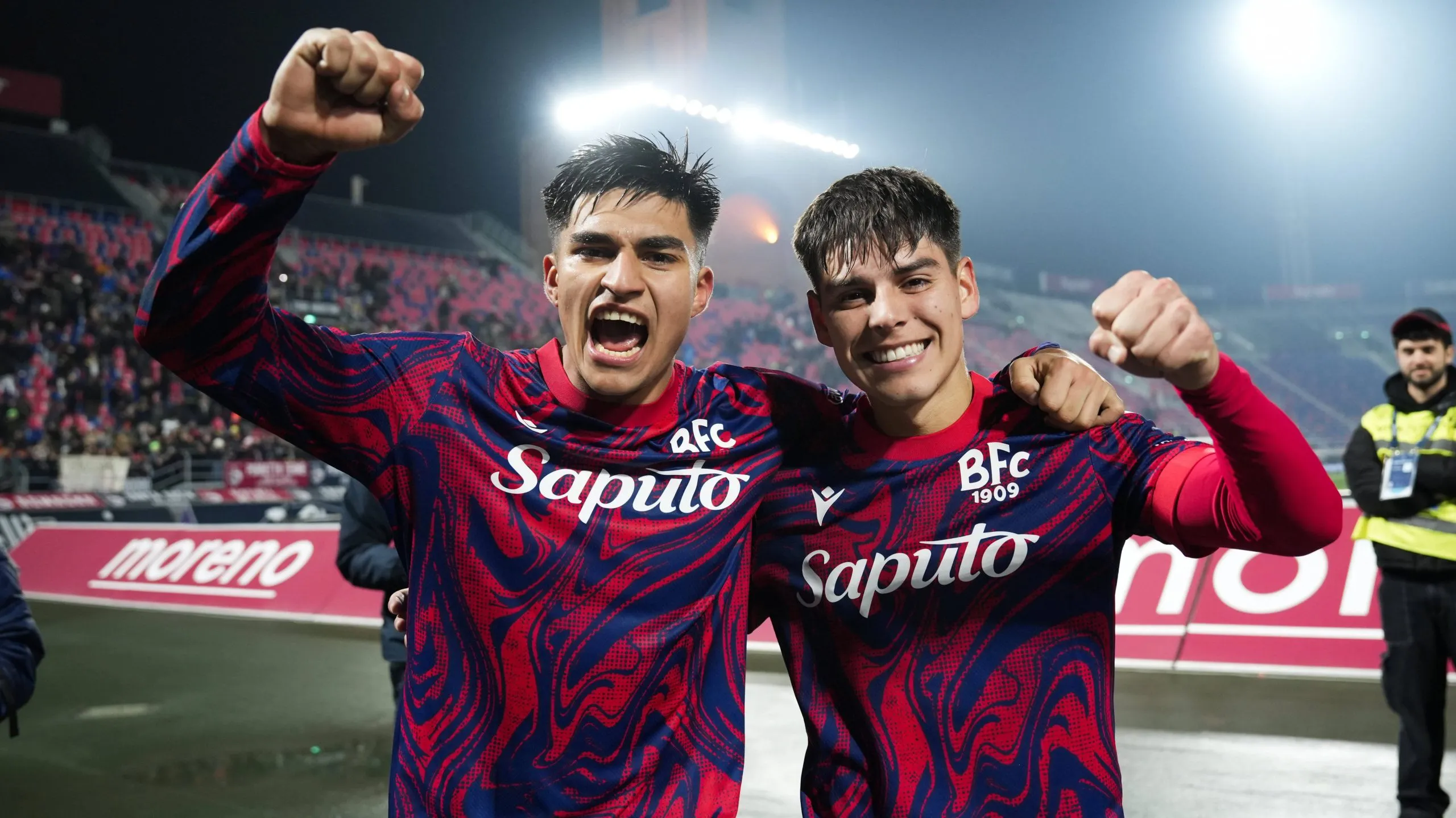 Santiago Castro junto al ex Gimnasia de La Plata Benjamín Domínguez, tras el triunfo 4 a 0 del Bologna sobre el Monza por Copa Italia.