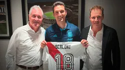 Lionel Scaloni recibió la camiseta de River como regalo.