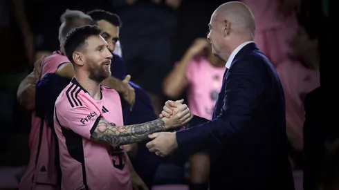 Messi junto a Infantino.