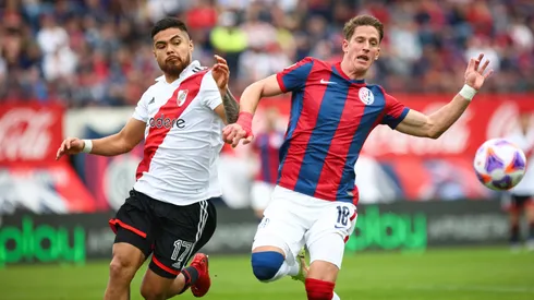 Paulo Díaz y Andrés Vombergar en el enfrentamiento entre San Lorenzo y River Plate en la fecha 20 de la Liga Profesional 2022.
