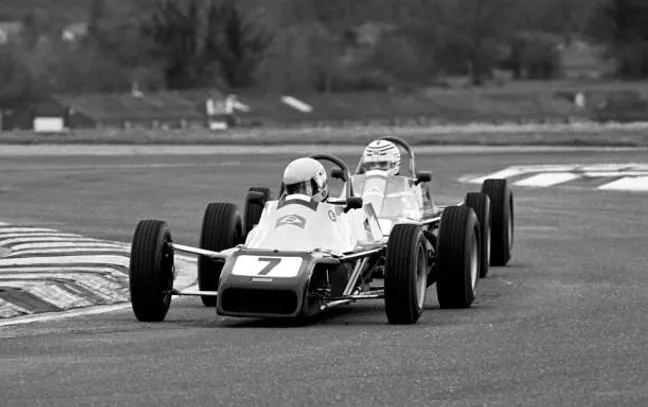 La recordada pelea entre Ayrton Senna y Quique Mansilla en la Formula Ford. Getty