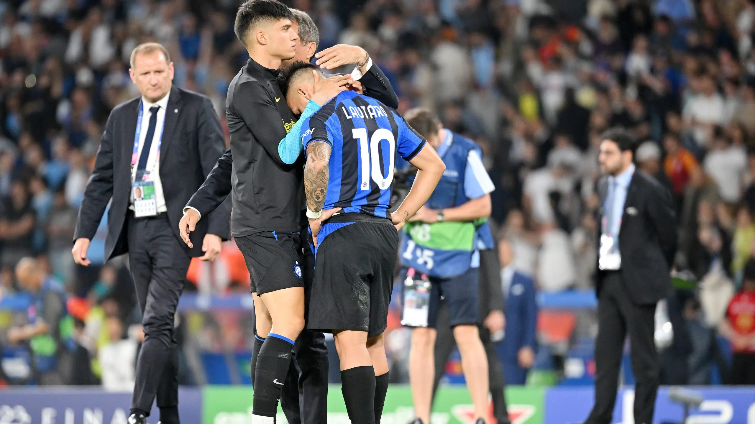 Joaquín Correa consolando a Lautaro Martínez tras la derrota del Inter de Milán con el Manchester City en la Final de la Champions League 2022/2023.