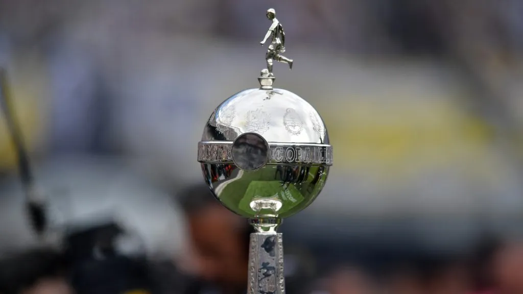 El trofeo de la Copa Libertadores.