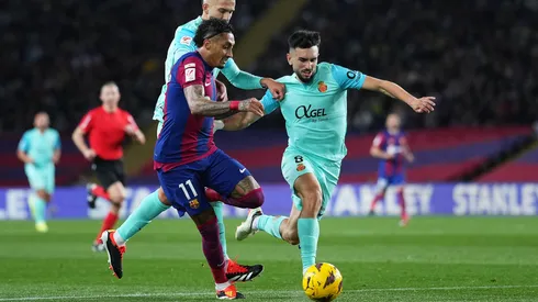 Raphinha disputa la pelota ante Copete y Manu Morlanes en el último enfrentamiento entre Barcelona y Mallorca con victoria de los Culés por 1-0.