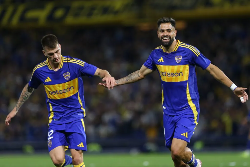 Kevin Zenón, quien fue criticado por los hinchas de Boca, celebra junto al goleador Milton Giménez.