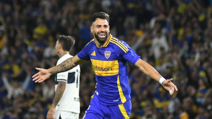 Milton Giménez festejando el 1-0 de Boca.