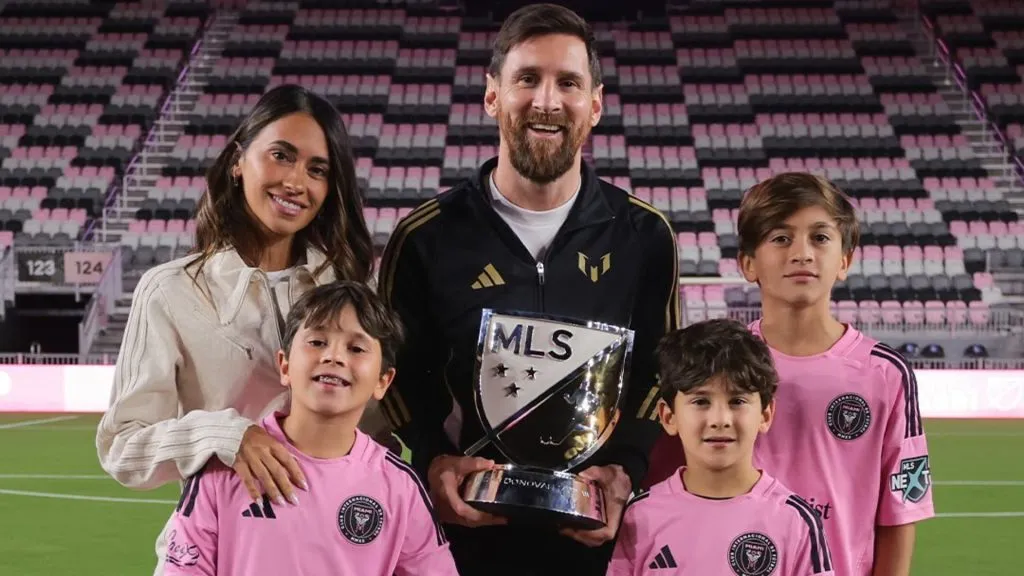 Messi, con el premio MVP de la MLS 2024, junto a su esposa Antonela Roccuzzo y sus hijos (X @MLS).