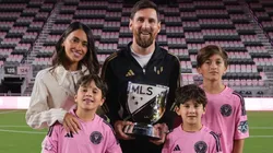 Messi, con el premio MVP de la MLS 2024, junto a su esposa Antonela Roccuzzo y sus hijos (X @MLS).