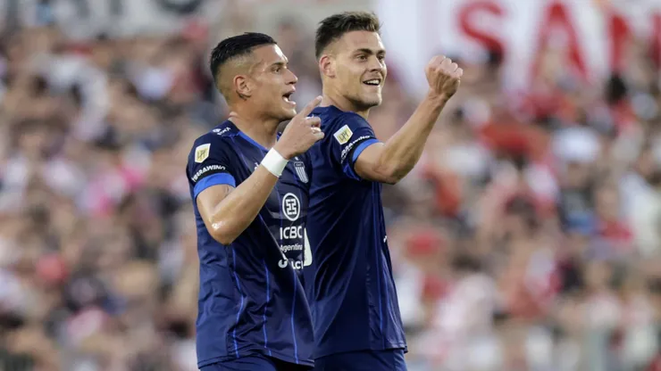 Los jugadores de Talleres festejan en El Monumental contra River Plate.