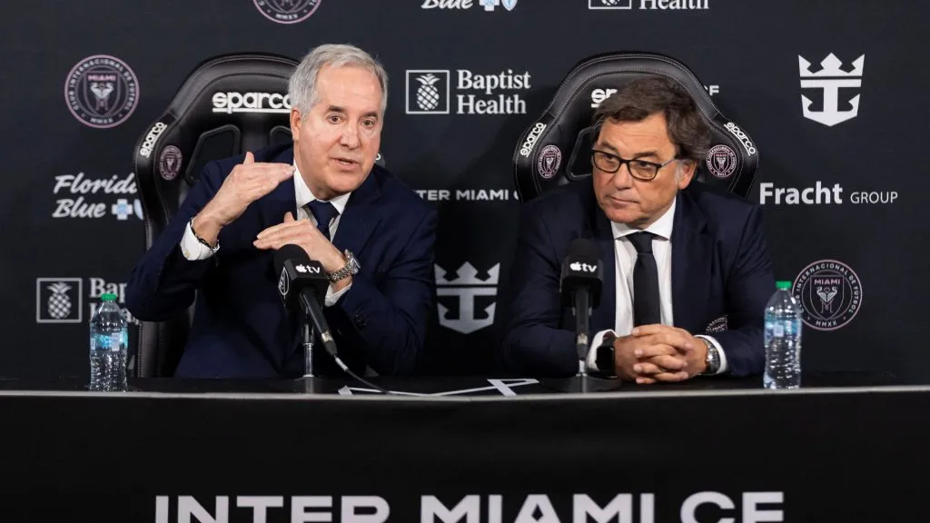 Jorge Mas, dueño de Inter Miami, en una conferencia de prensa con el presidente de las operaciones de fútbol, Raúl Sanllehí.