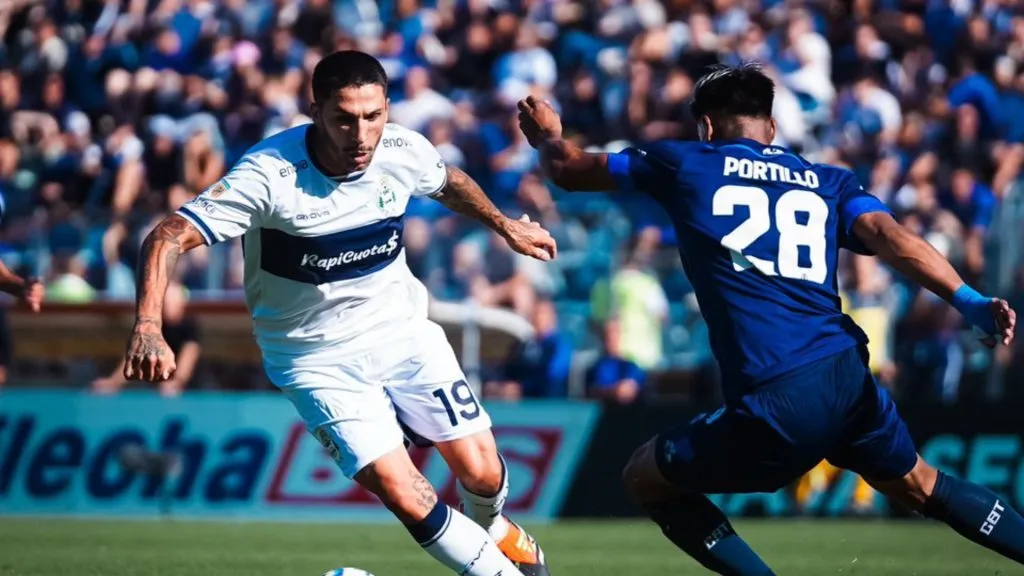 Duelo trabado en La Plata.