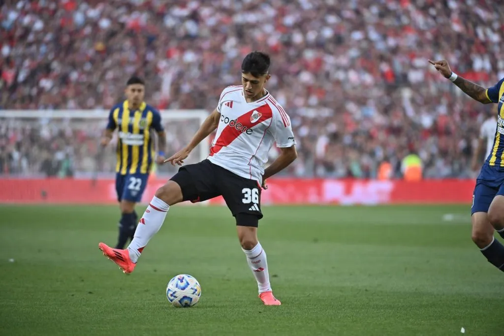 Pablo Solari con pelota dominada. (Foto: Prensa River)