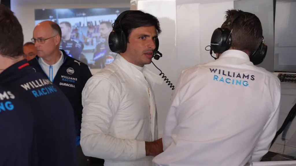 Carlos Sainz, charlando con uno de los ingenieros de Williams (IMAGO / Nordphoto).