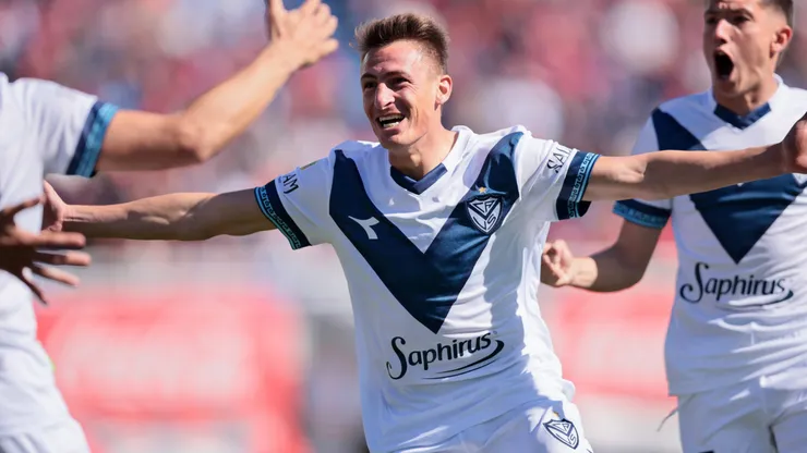 Braian Romero festeja su gol para Vélez en el partido contra San Lorenzo, en la fecha 14 de la Liga Profesional 2024.
