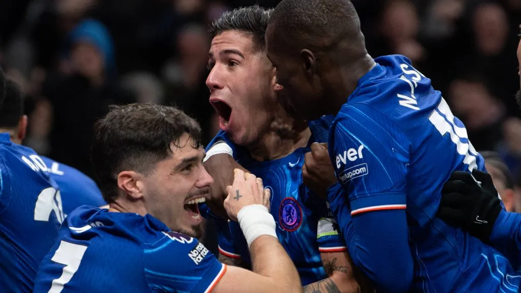 Enzo Fernández y el festejo con sus compañeros de Chelsea (IMAGO / Visionhaus).