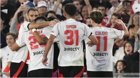 Los jugadores de River celebrando junto a Gallardo.