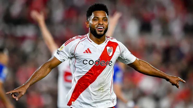 Miguel Borja festejando un gol en River.