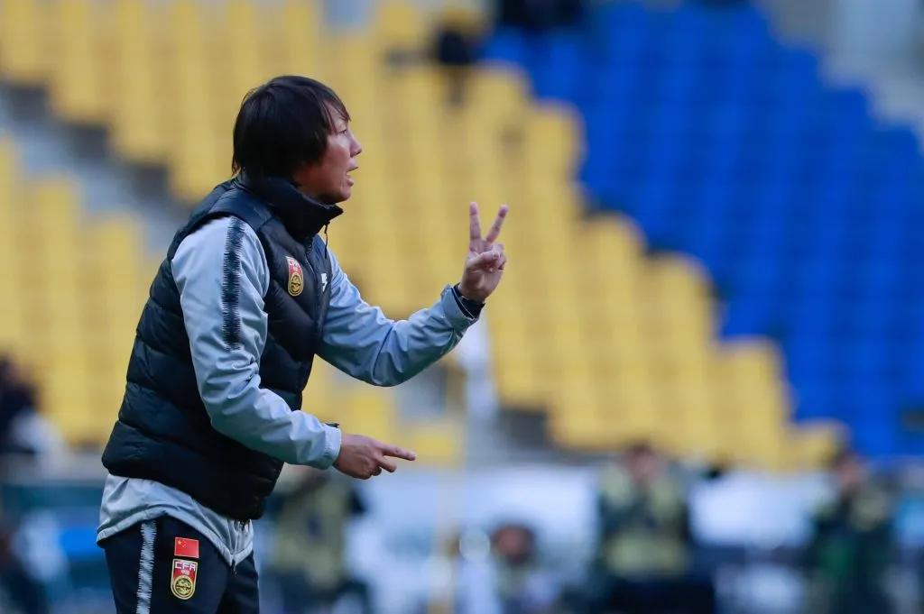 Li Tie como entrenador en un partido de 2019.