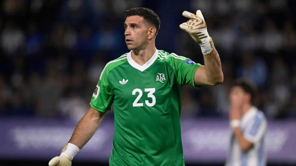 Dibu Martínez fue importante este año (IMAGO / Sebastian Frej).