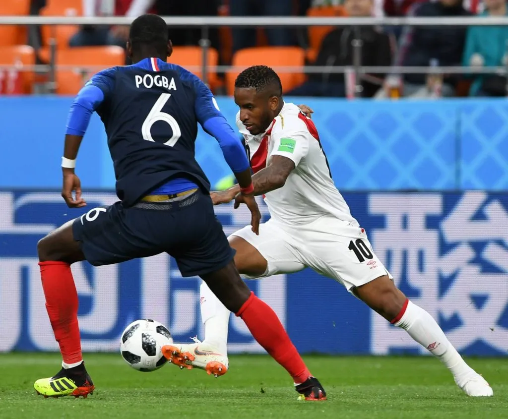 Farfán ante Pogbá en Rusia 2018. (Foto: IMAGO).