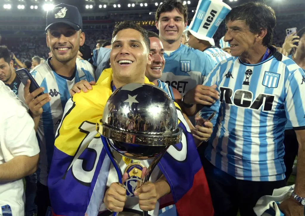 Juanfer Quintero con la Copa Sudamericana tras el título de Racing.