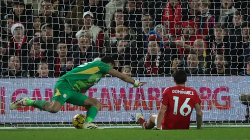 Dibu Martínez y una gran atajada ante Nico Domínguez.