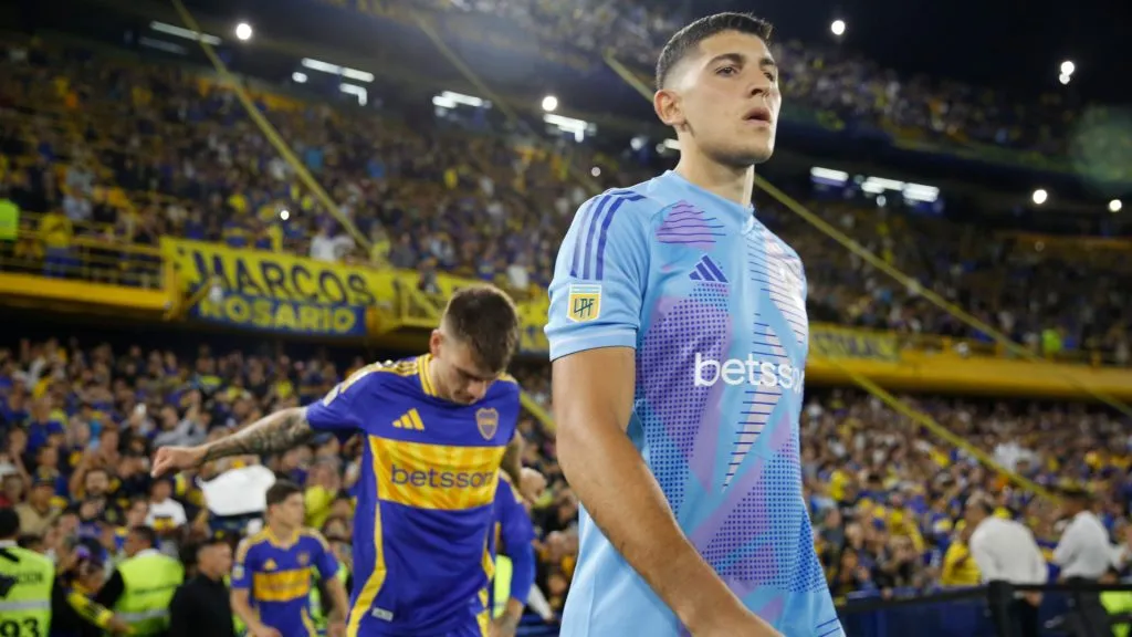 Leandro Brey, en primer plano, en un partido de Boca en La Bombonera.