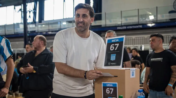 Diego Milito emitiendo su voto.