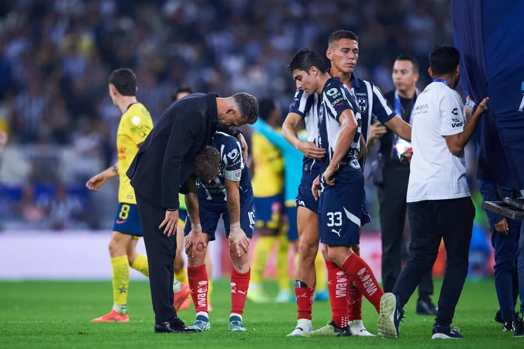 Demichelis consuela a sus jugadores luego de caer en la final. (Foto: IMAGO).