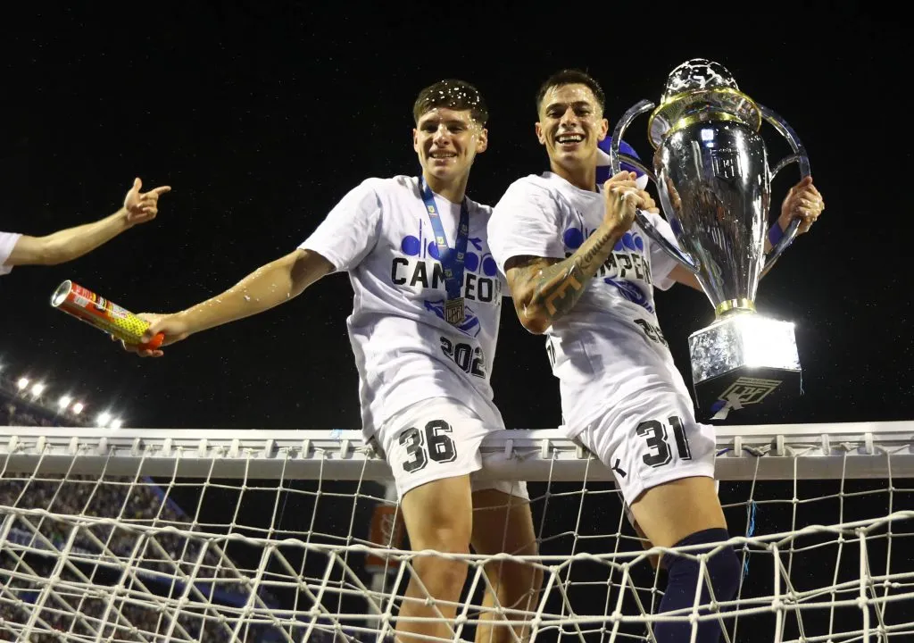 Valentín Gómez con la copa. (Foto: IMAGO).