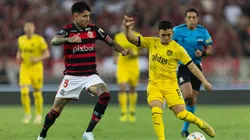 Leo Fernández y Erick Pulgar, en el Flamengo vs. Peñarol de la Copa Libertadores 2024.