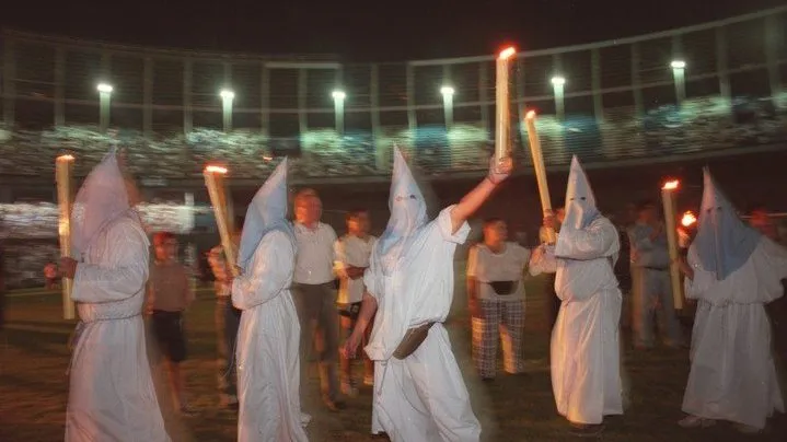 Los hinchas de Racing organizaron un exorcismo en 1998 dentro del estadio. (@X)