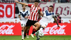 Guido Carrillo y Valentín Gómez disputan la pelota en la final de la Copa de la Liga 2024 en la que el Pincha se impuso en los penales tras igualar 1-1 en el tiempo reglamentario.