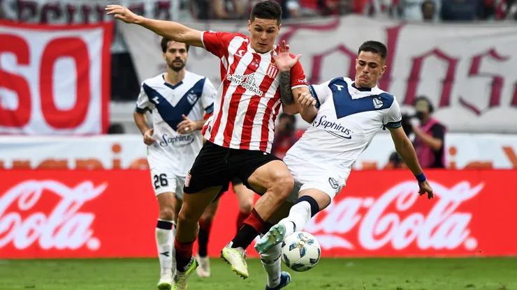 Guido Carrillo y Valentín Gómez disputan la pelota en la final de la Copa de la Liga 2024 en la que el Pincha se impuso en los penales tras igualar 1-1 en el tiempo reglamentario.