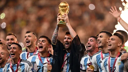 El Aston Villa se sumó a los festejos por el segundo aniversario del título de la Selección Argentina en Qatar.