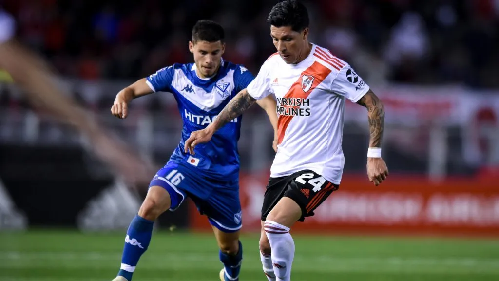 Lucas Robertone, enfrentando a Enzo Pérez en un River vs. Vélez (Getty Images).