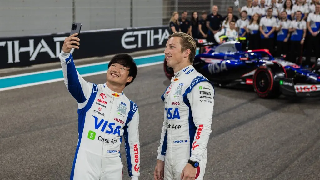 Tsunoda y Lawson, en la foto de final de temporada con VCARB (IMAGO / AFLOSPORT).