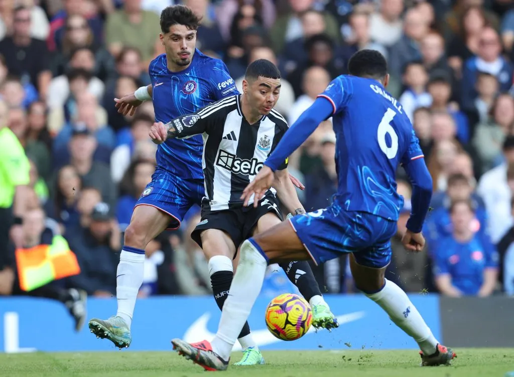 Miguel Almirón ante Chelsea. (Foto: IMAGO).