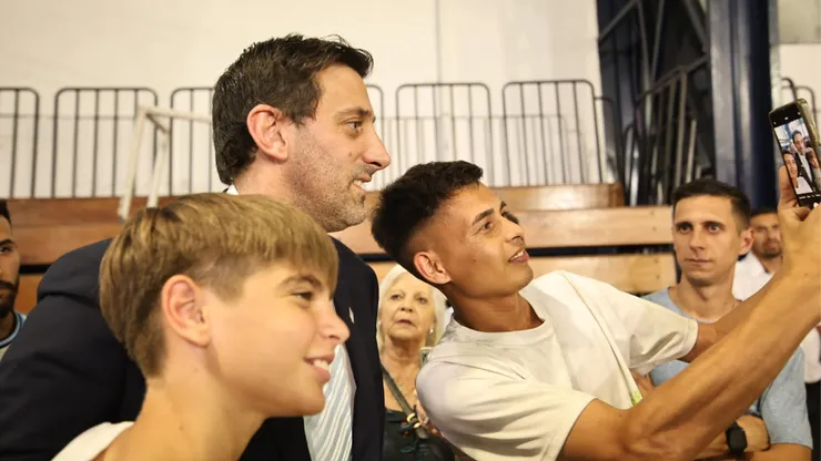 Gustavo Costas acordó con Diego Milito su continuidad en Racing