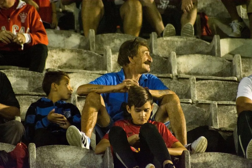 Sentado en la tribuna del Ducó, siguiendo a Huracán, club del cual es hincha.