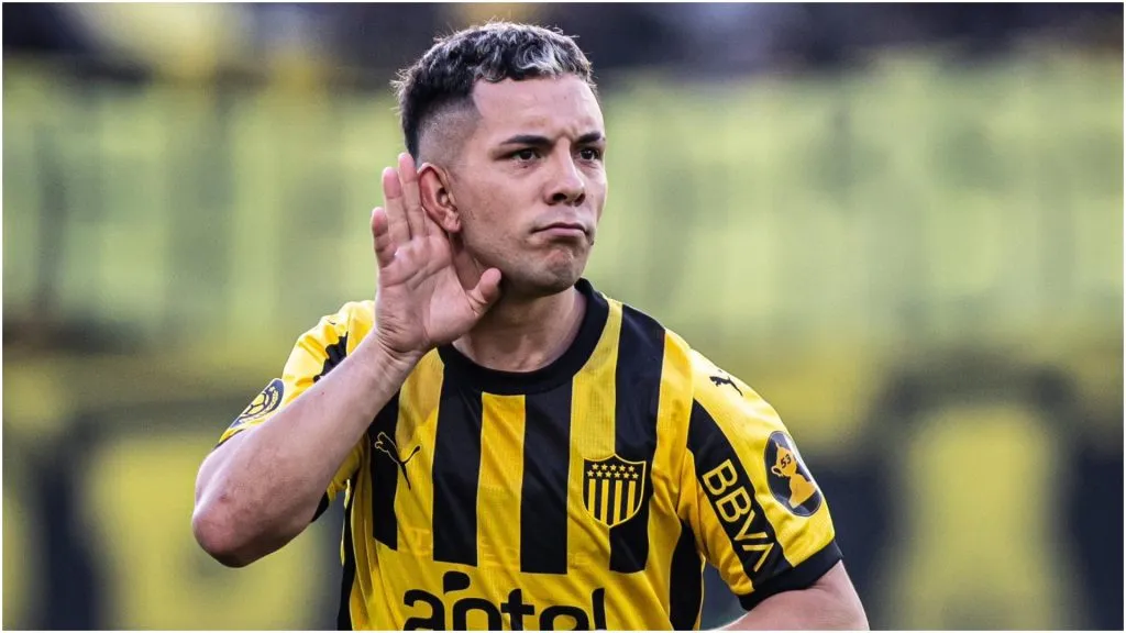 Leo Fernández con la camiseta de Peñarol.