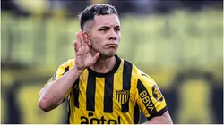 Leo Fernández con la camiseta de Peñarol.