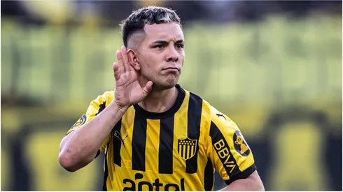 Leo Fernández con la camiseta de Peñarol.