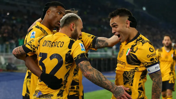 Lautaro festeja junto a sus compañeros uno de los goles de la victoria por 6-0 ante Lazio.