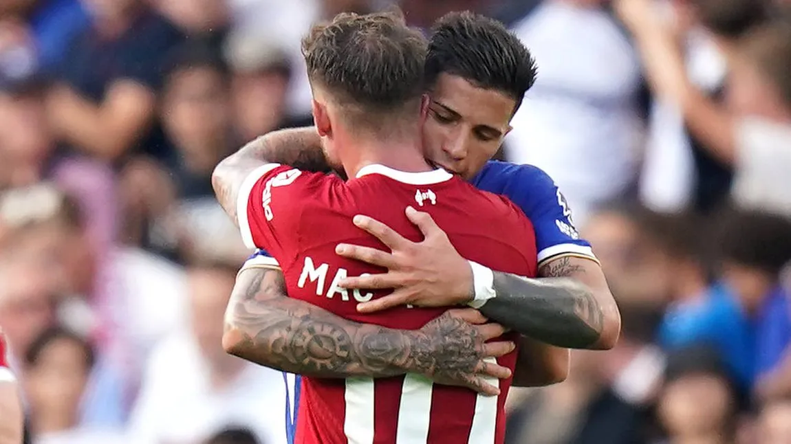 Enzo Fernández y Alexis Mac Allister mantienen la buena onda más allá de la rivalidad.